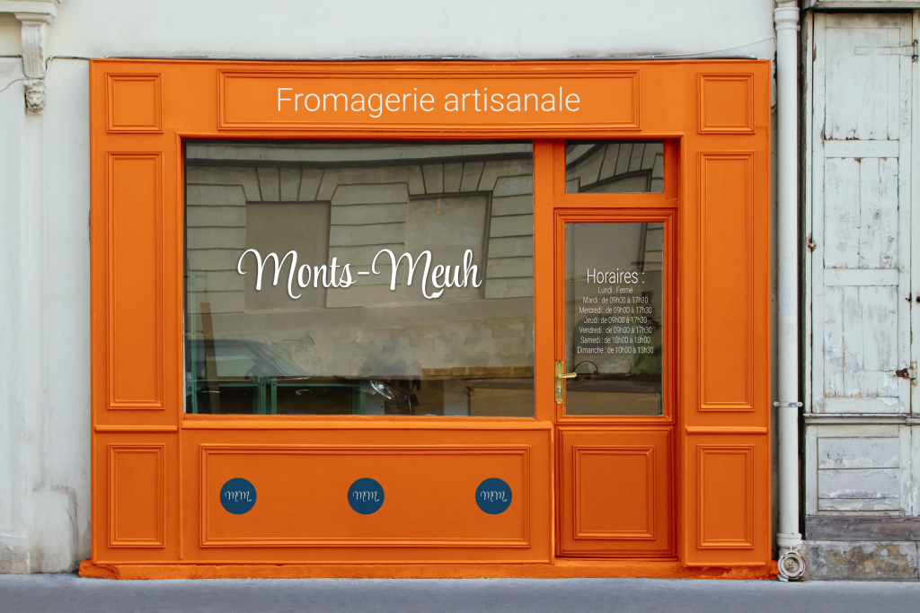 Devanture orange de la fromagerie artisanale fictive "Monts-Meuh" avec le nom inscrit sur la vitrine et les horaires d'ouverture affichés sur la porte.