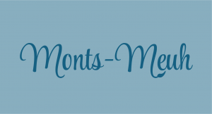 Logo de la fromagerie artisanale "Monts-Meuh" sur fond bleu clair, en écriture manuscrite élégante.